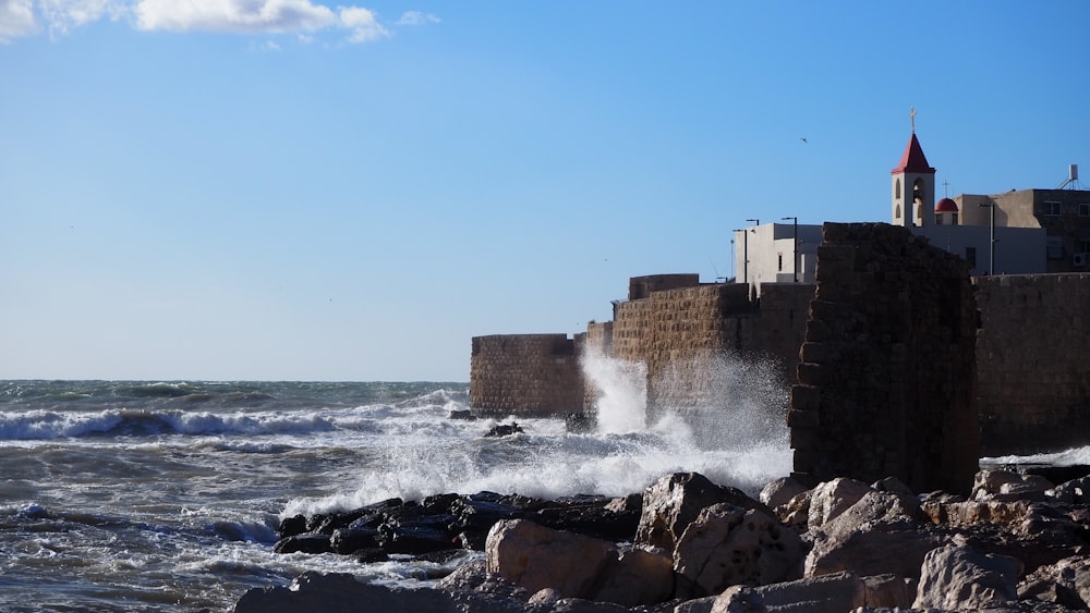 Edificio de hormigón marrón cerca del mar durante el día