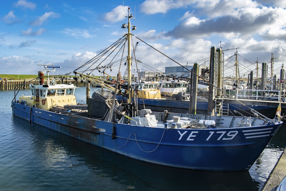 weißes und blaues Boot tagsüber auf See