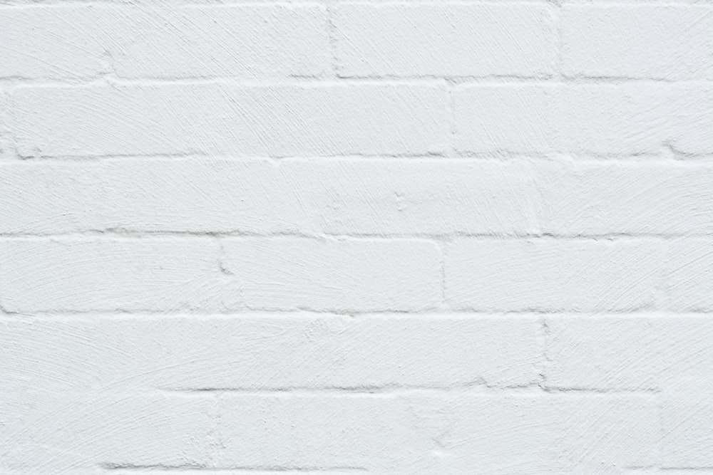 昼間の白いコンクリートの壁