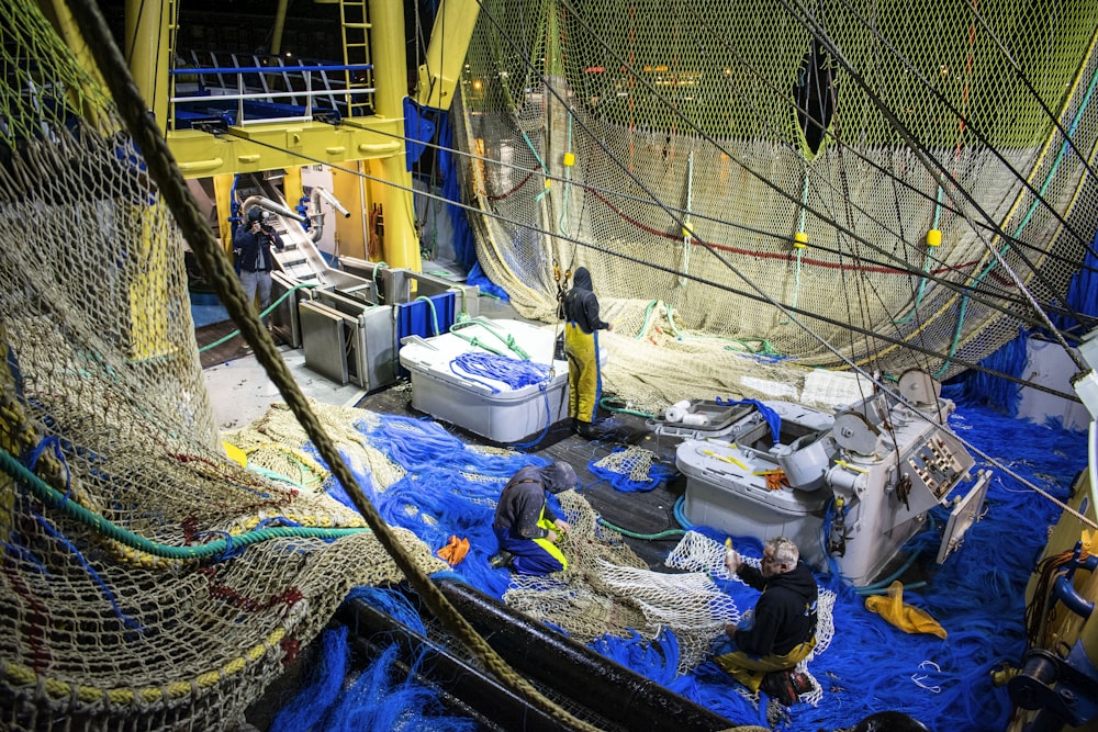 barco azul e branco no barco azul e branco