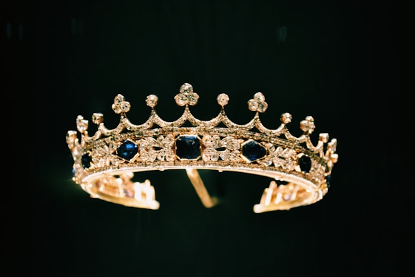 A luxurious bridal set featuring a diamond-studded tiara.