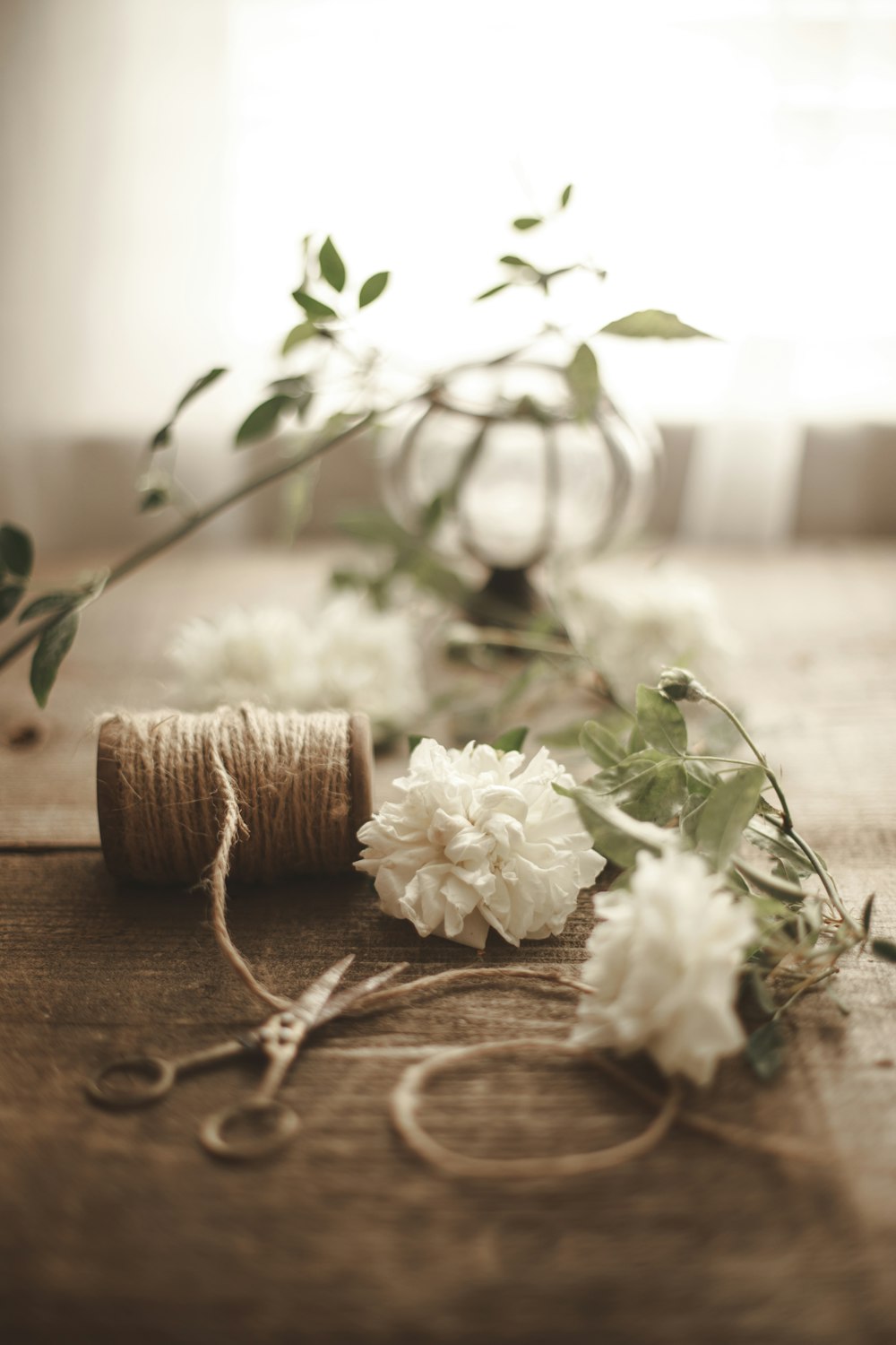 flores blancas sobre mesa de madera marrón