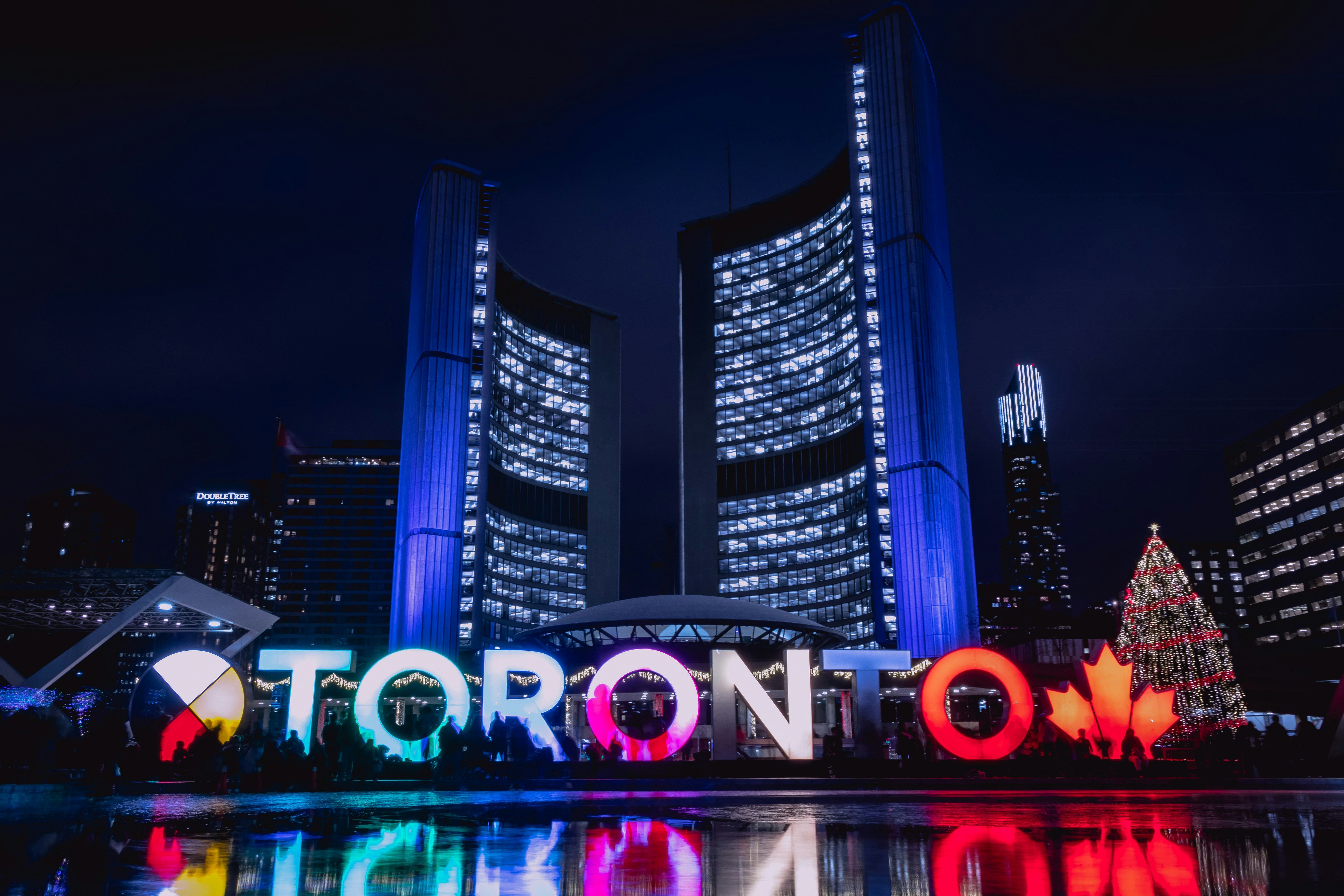 夜間の街のスカイライン