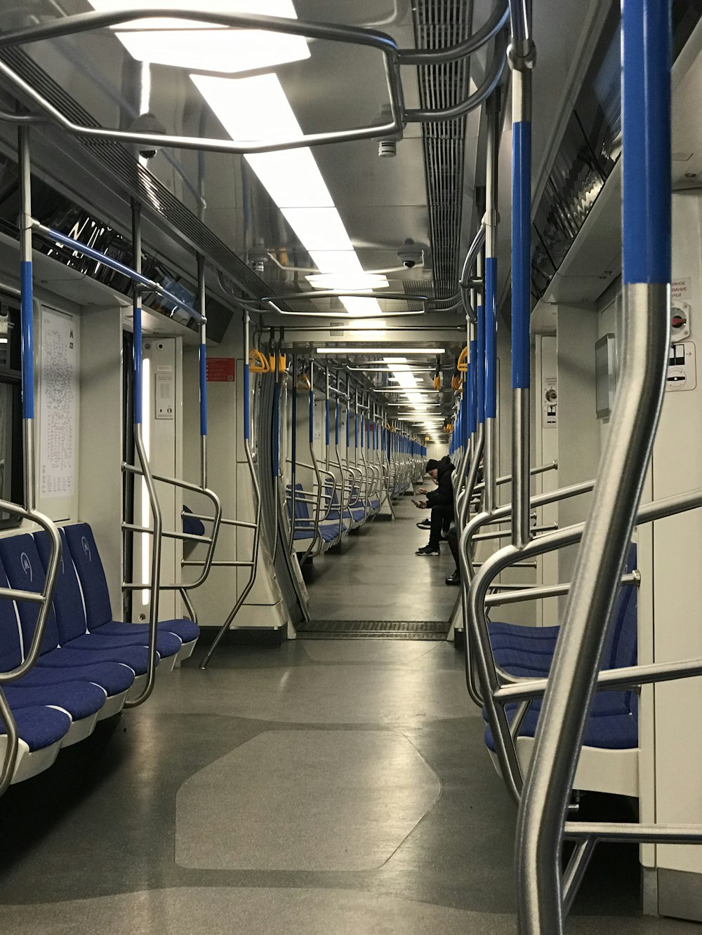 Asientos de tren azules y blancos