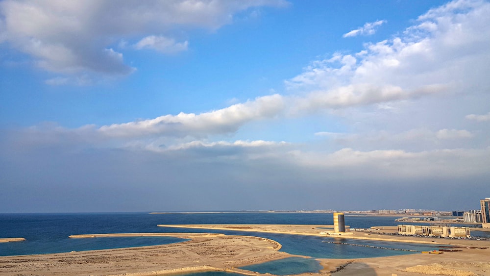 cielo azul y nubes blancas sobre el mar