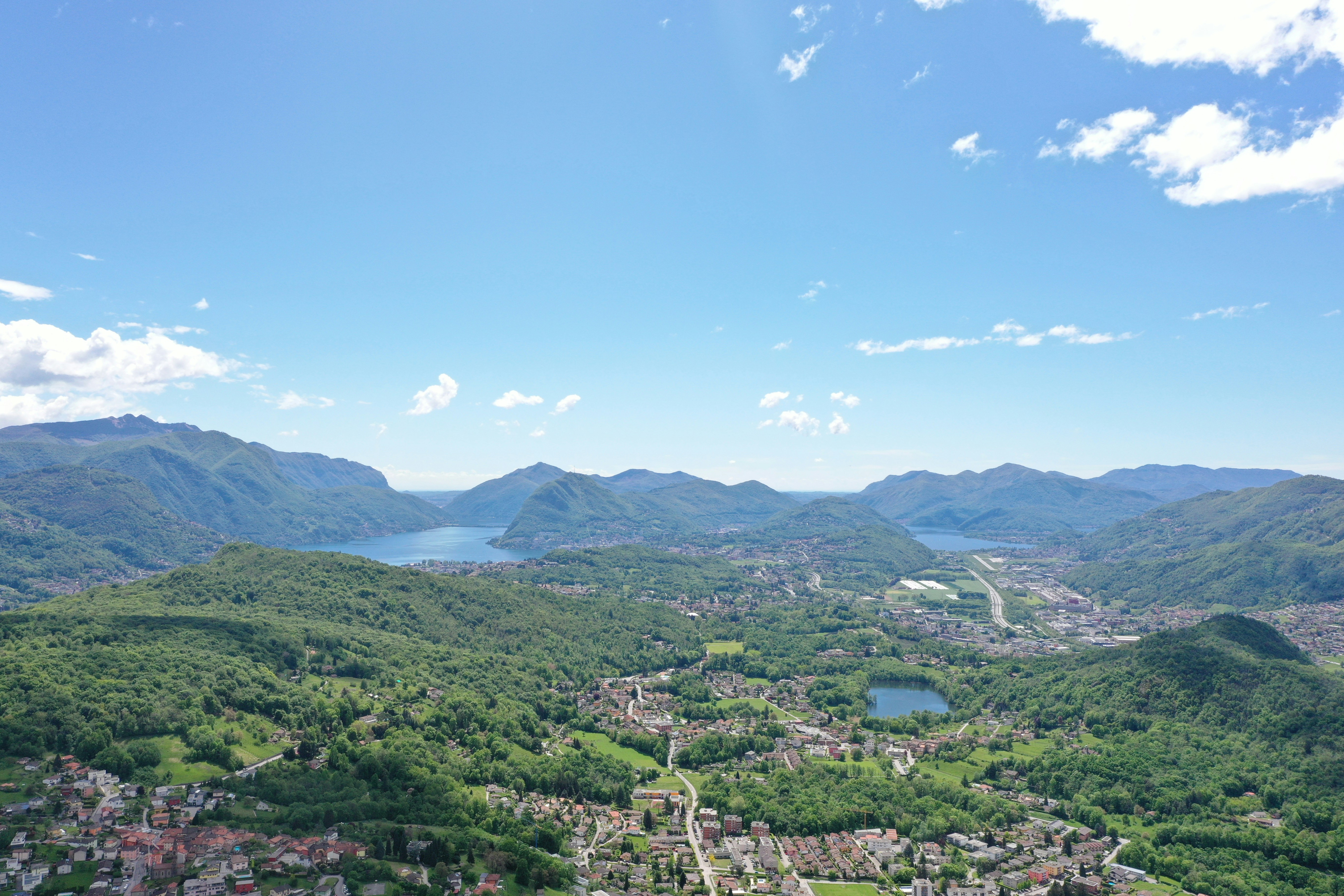 Grüne Bäume und Berge unter blauem Himmel tagsüber