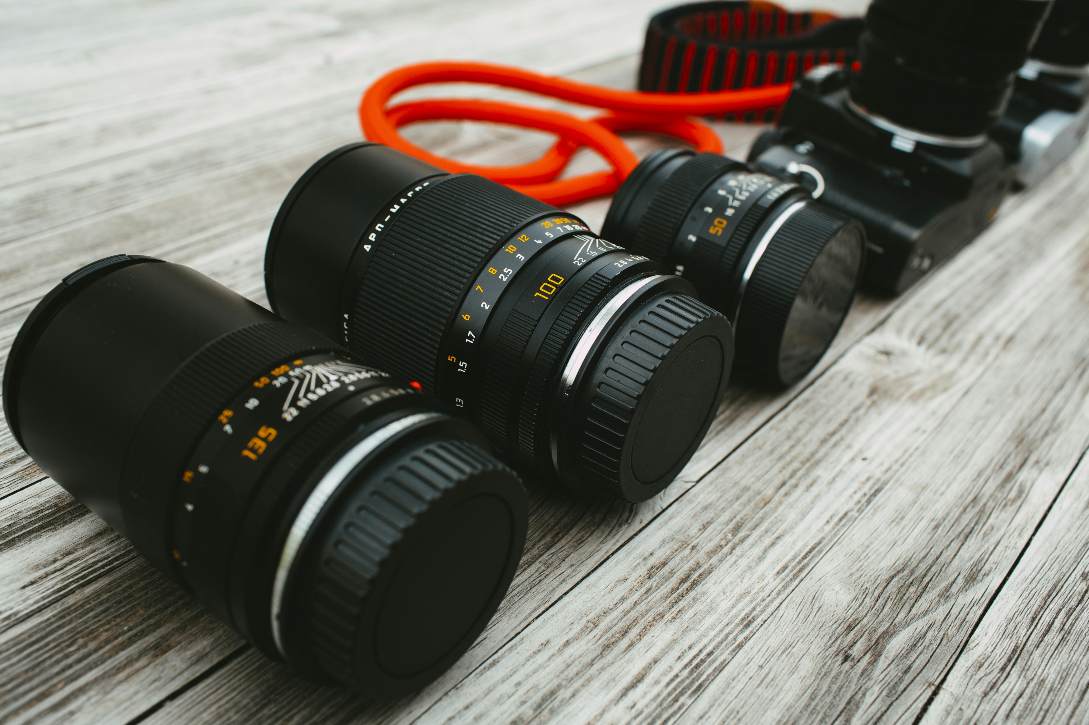 Objectif noir de l’appareil photo reflex numérique Nikon sur table en bois marron