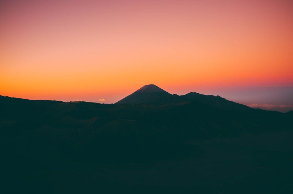 silhouette di montagne durante il tramonto