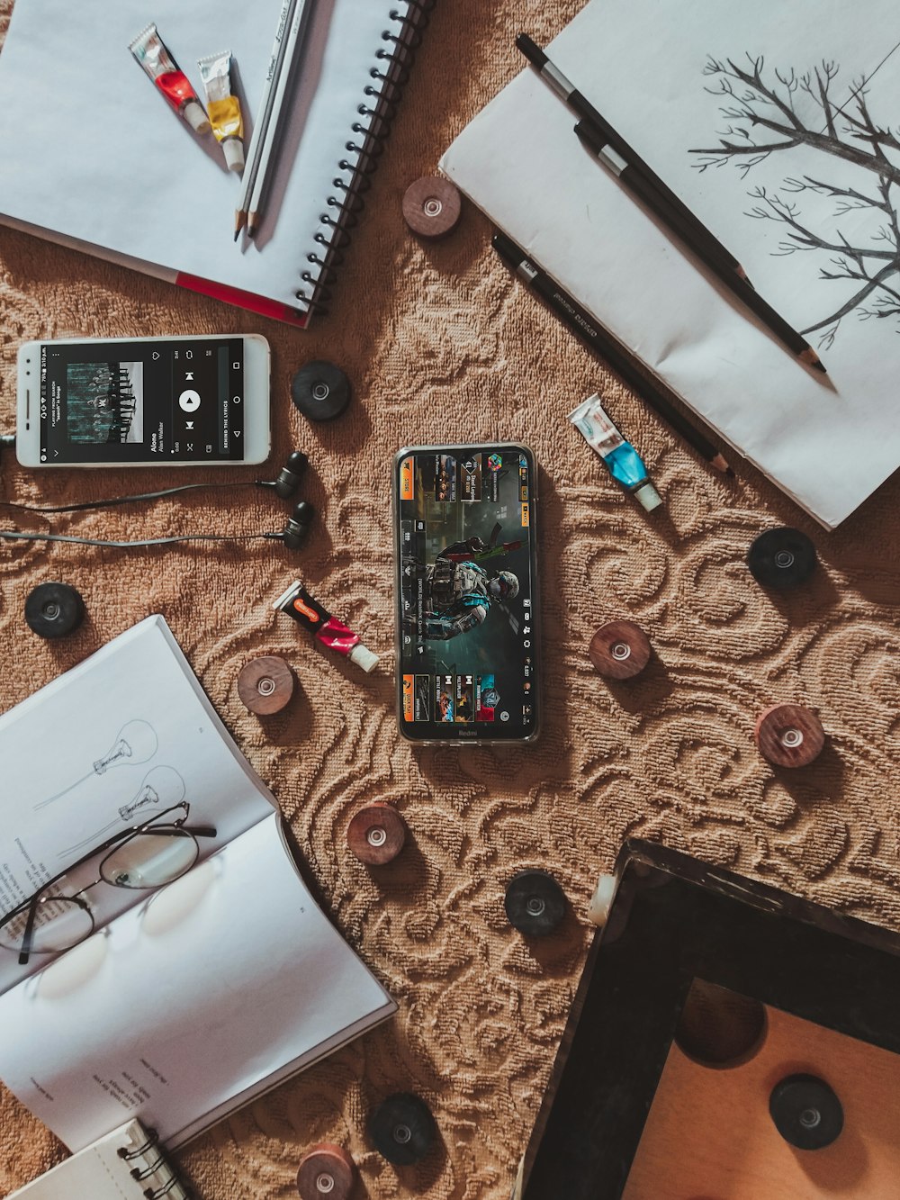 un téléphone portable posé sur une table