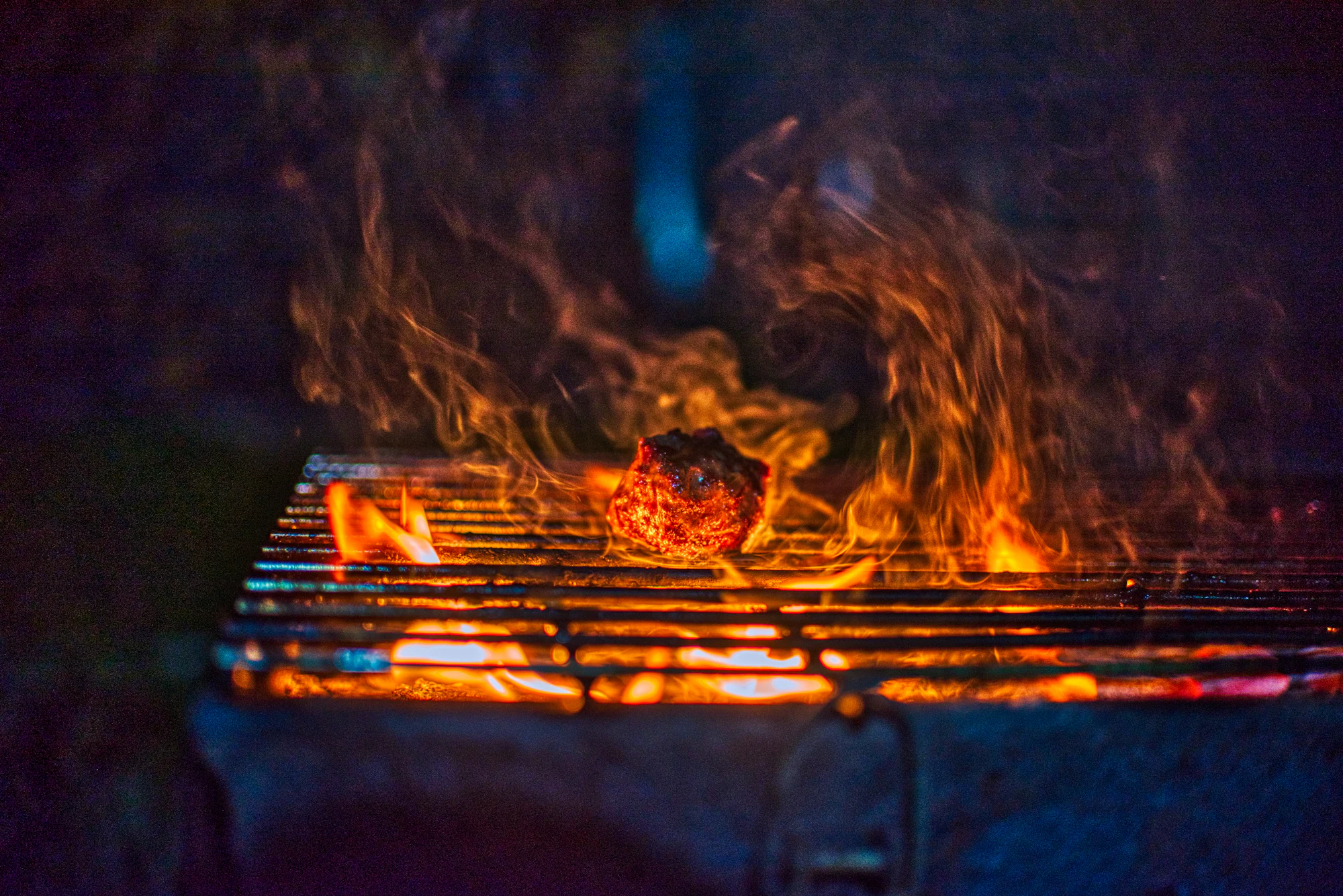 Fuego encendido sobre una parrilla de carbón