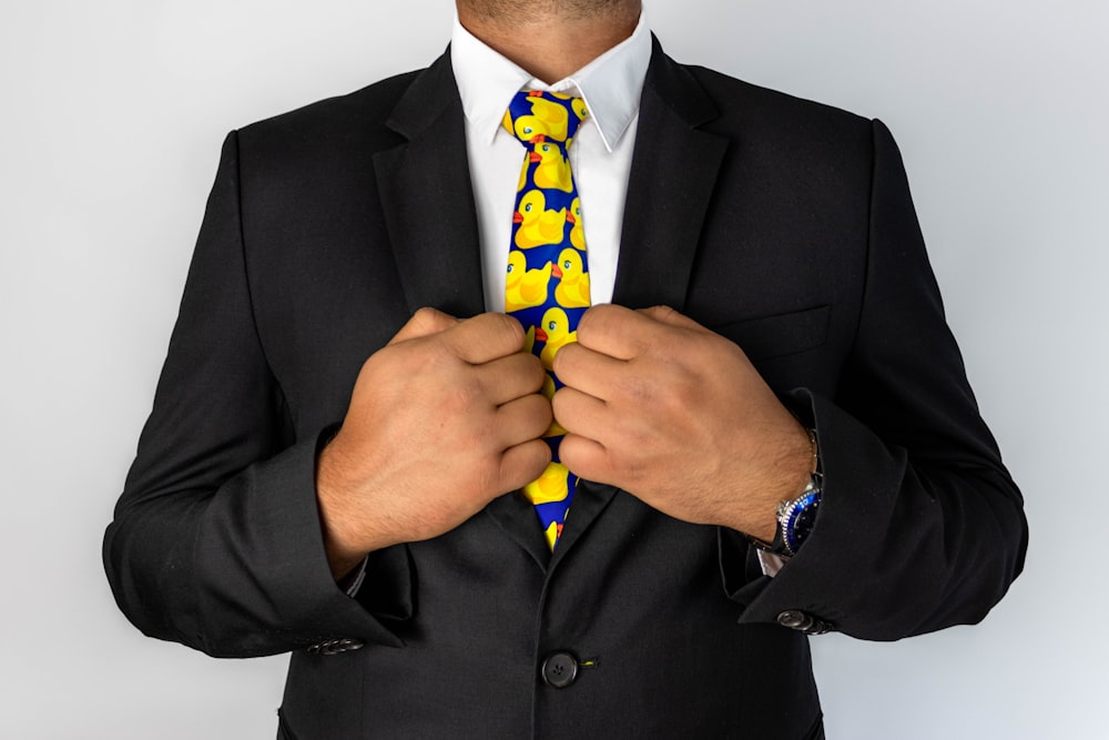 Mann in schwarzer Anzugjacke mit blauer Krawatte