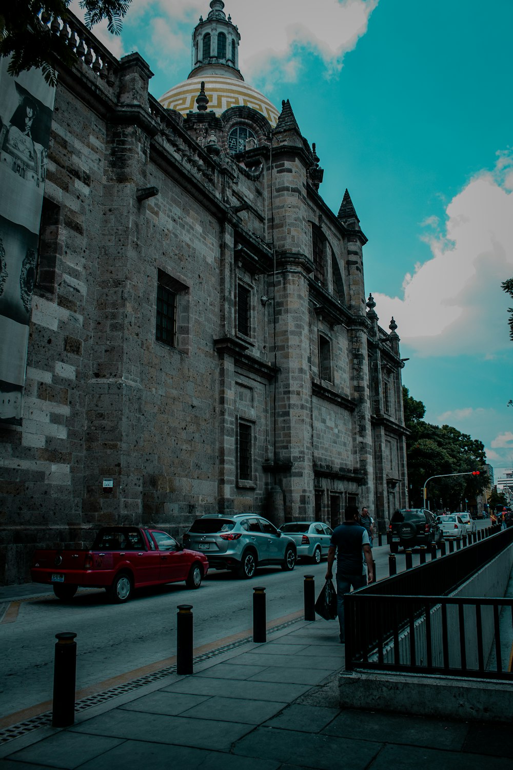 Coches aparcados junto a un edificio de hormigón gris durante el día