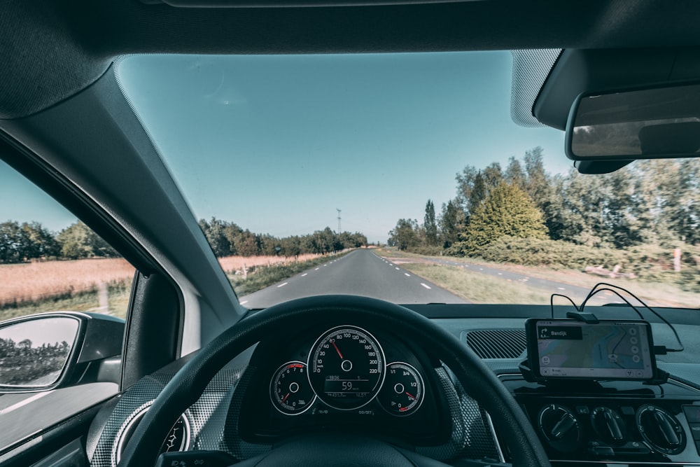 voiture sur la route pendant la journée