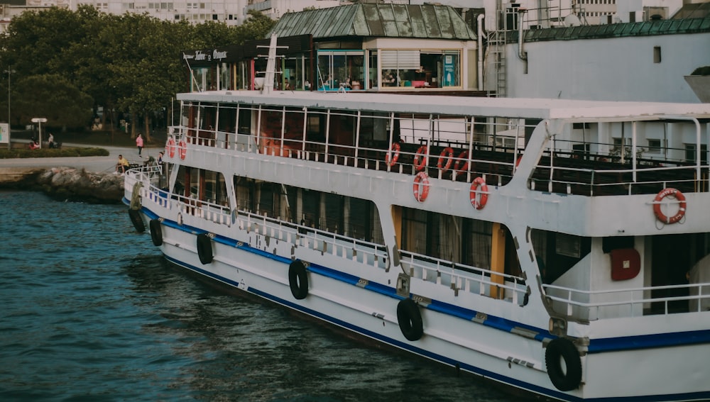 weißes und blaues Boot tagsüber auf Gewässern