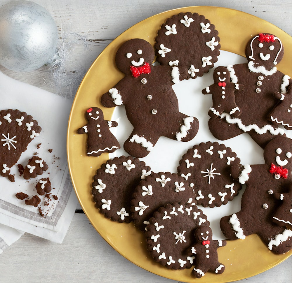 biscotti al cioccolato su piatto rotondo marrone