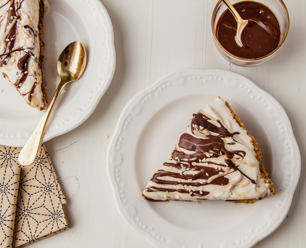 torta al cioccolato su piatto di ceramica bianca