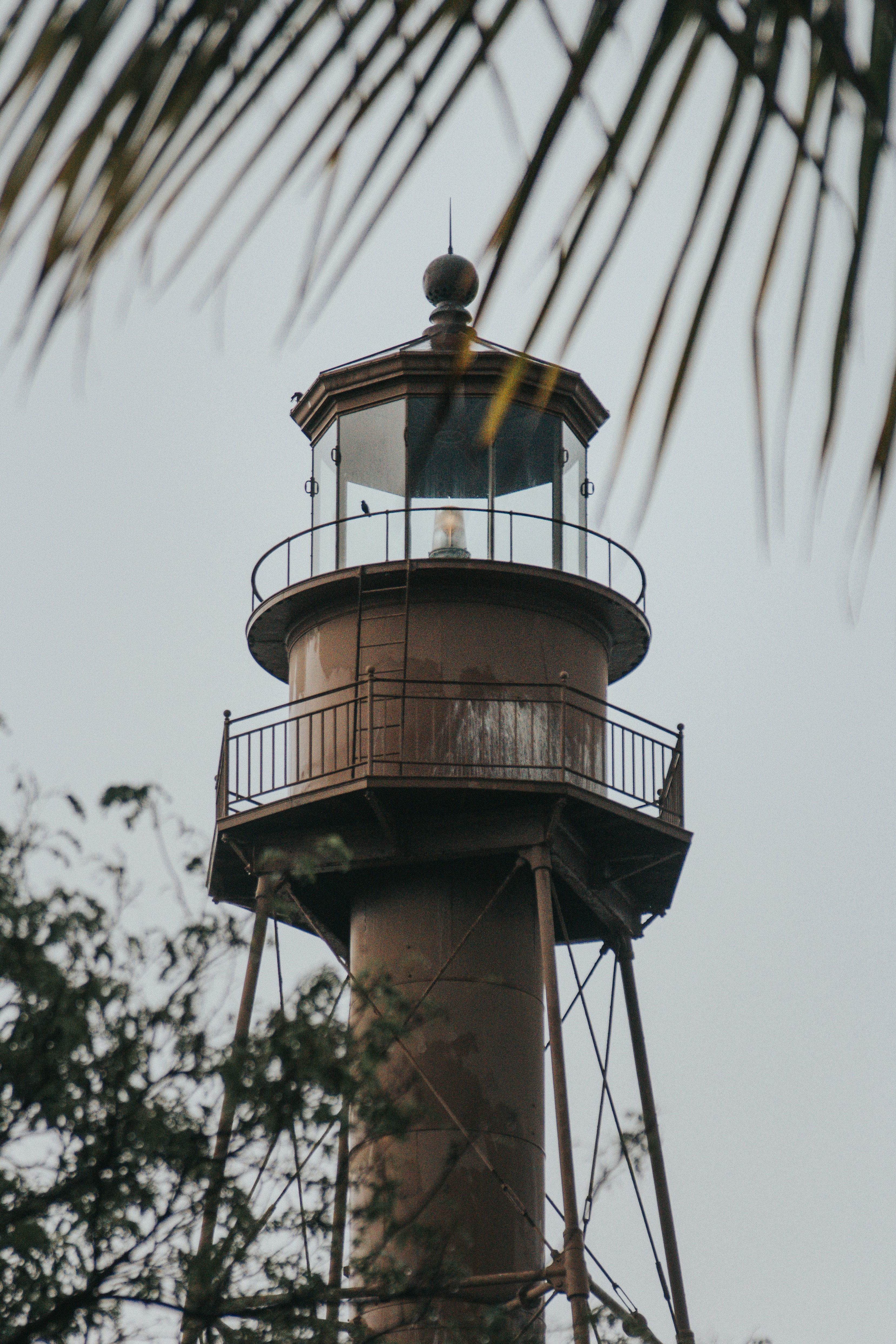 Phare brun et blanc sous le ciel bleu pendant la journée