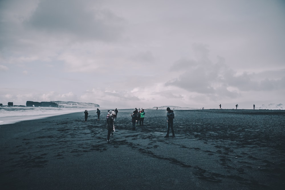 Gente parada en la playa durante el día
