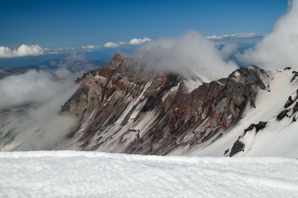 Brauner Rocky Mountain tagsüber unter blauem Himmel