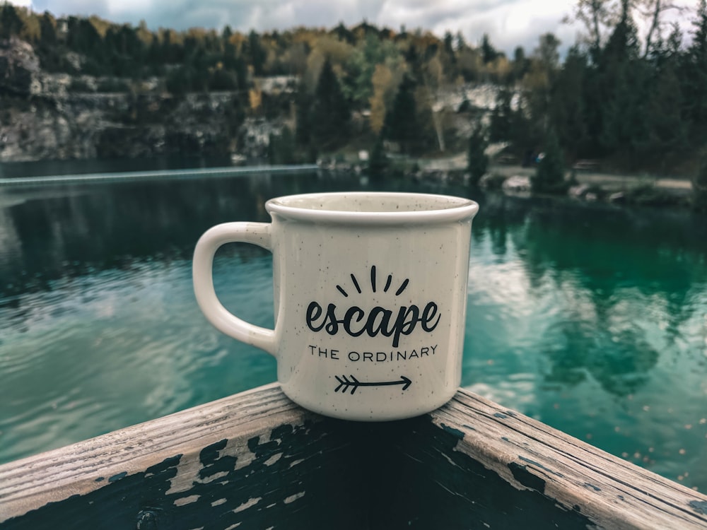 Taza de cerámica blanca sobre mesa de madera marrón