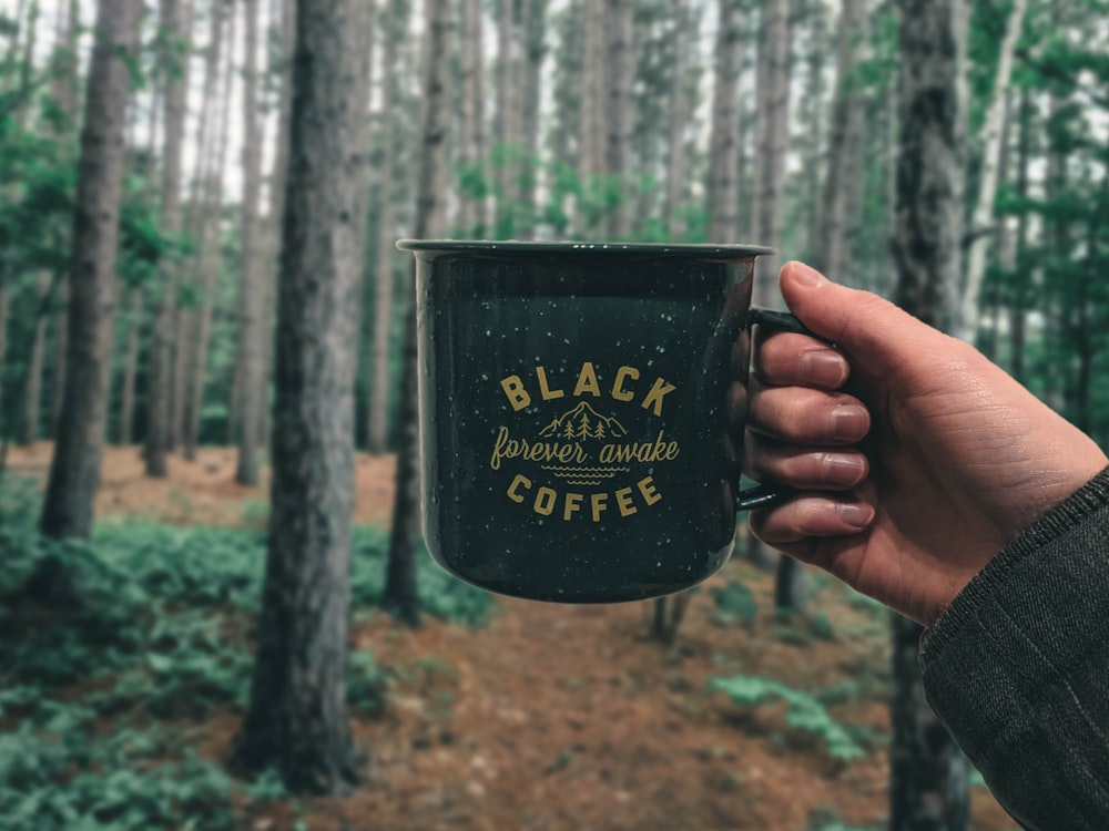 Taza de cerámica azul y blanca