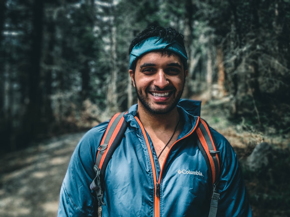 Herren in blau-oranger Reißverschlussjacke