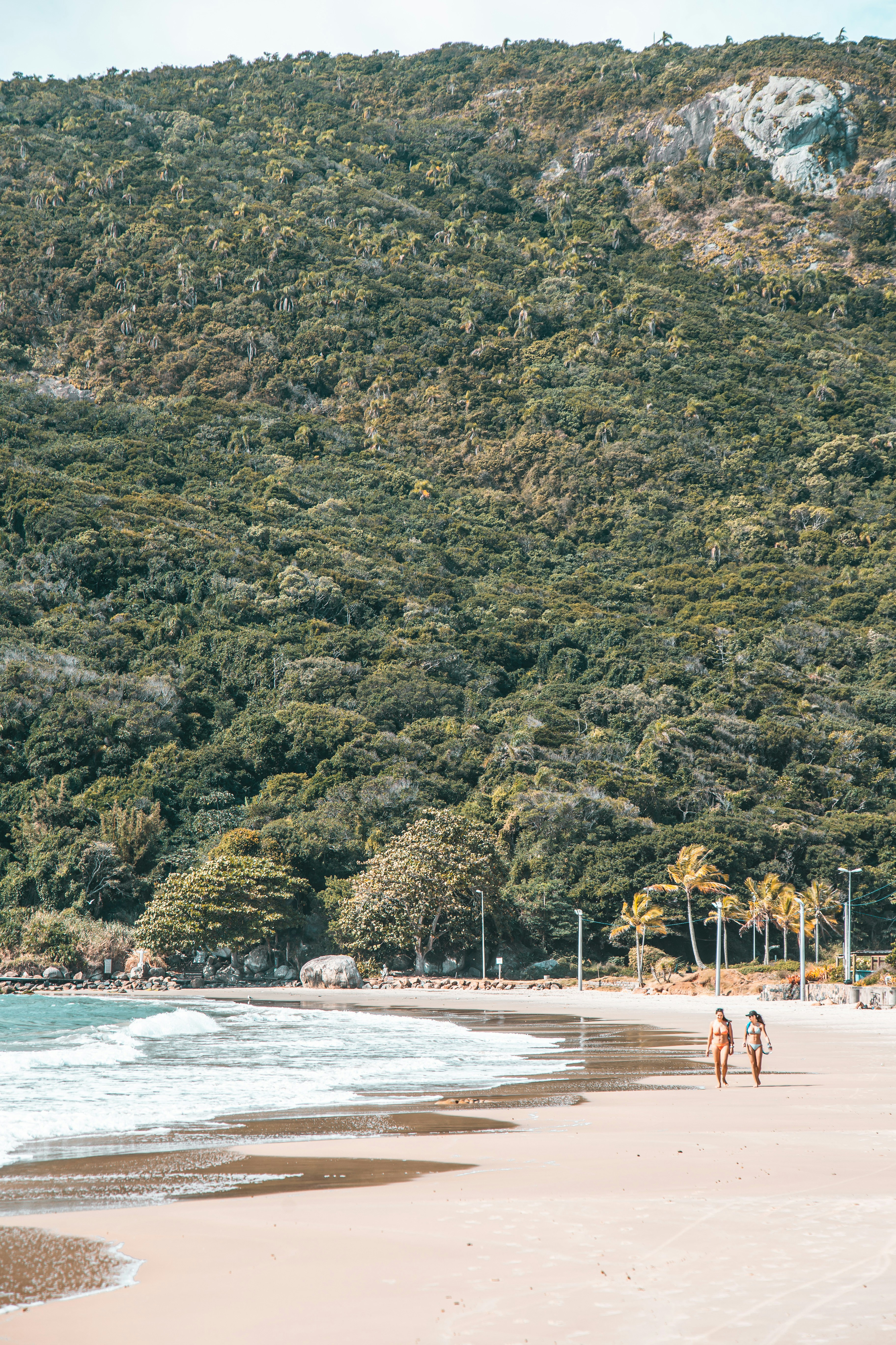 Gente caminando por la playa durante el día