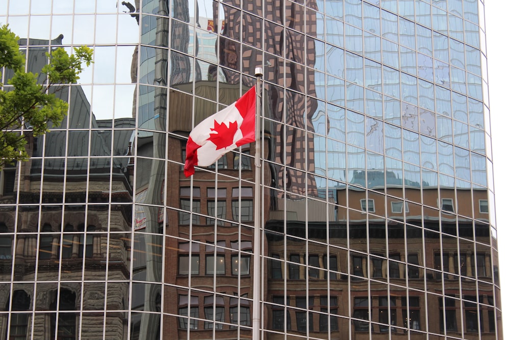 Drapeau blanc et rouge sur le mât