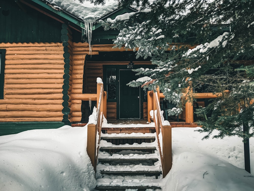escalier en bois marron recouvert de neige