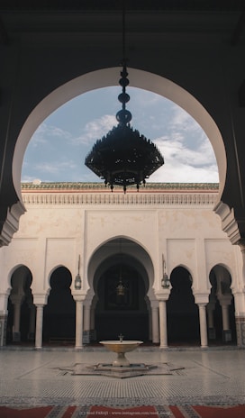 An elegant dining setup in a traditional Moroccan courtyard, reflecting luxury and cultural richness.