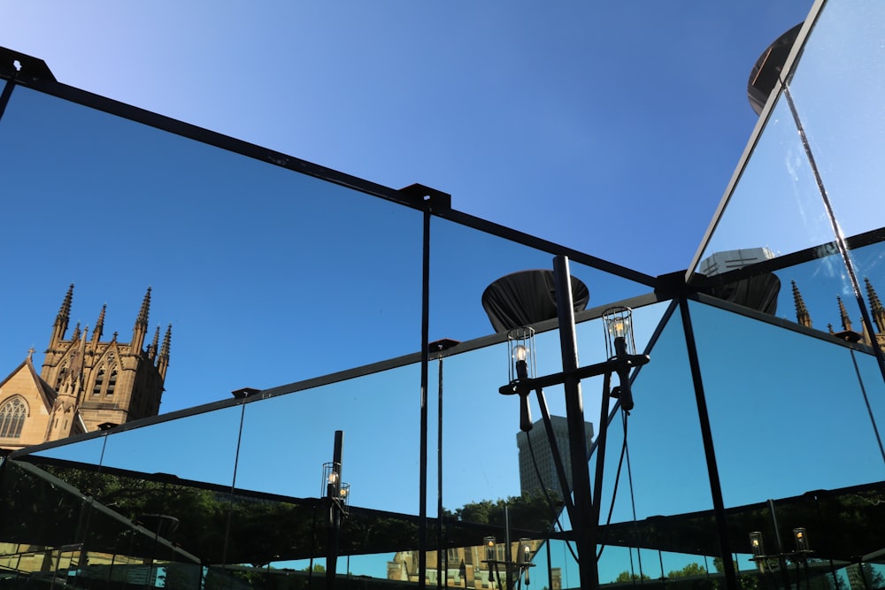 lampadaire noir sous le ciel bleu pendant la journée