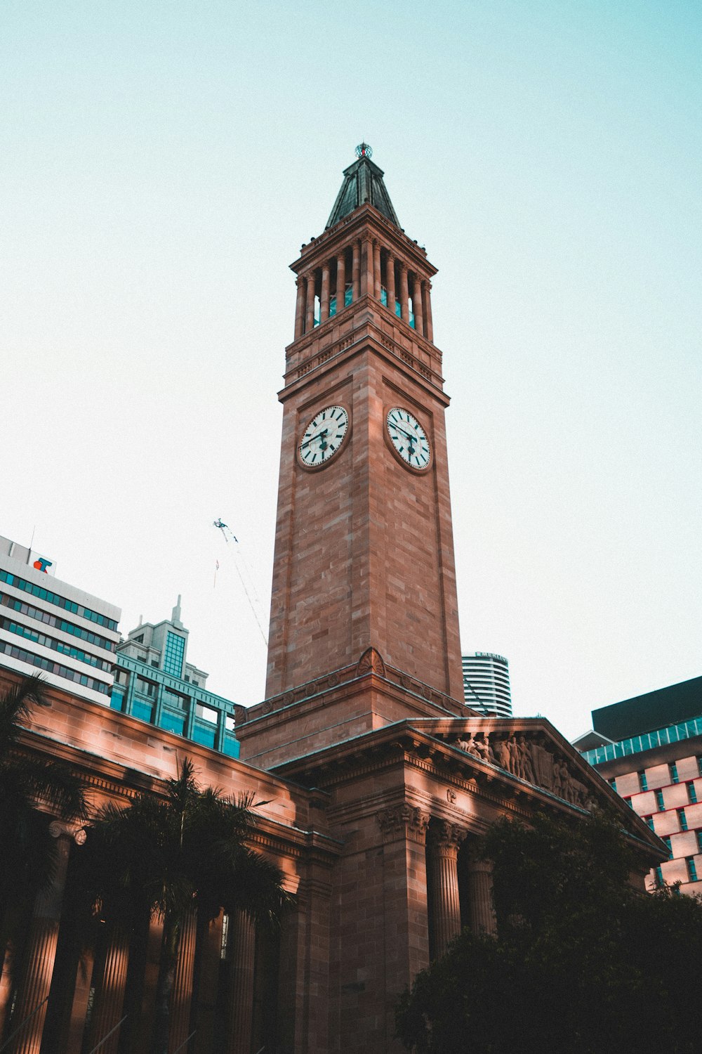 Torre de hormigón marrón con reloj