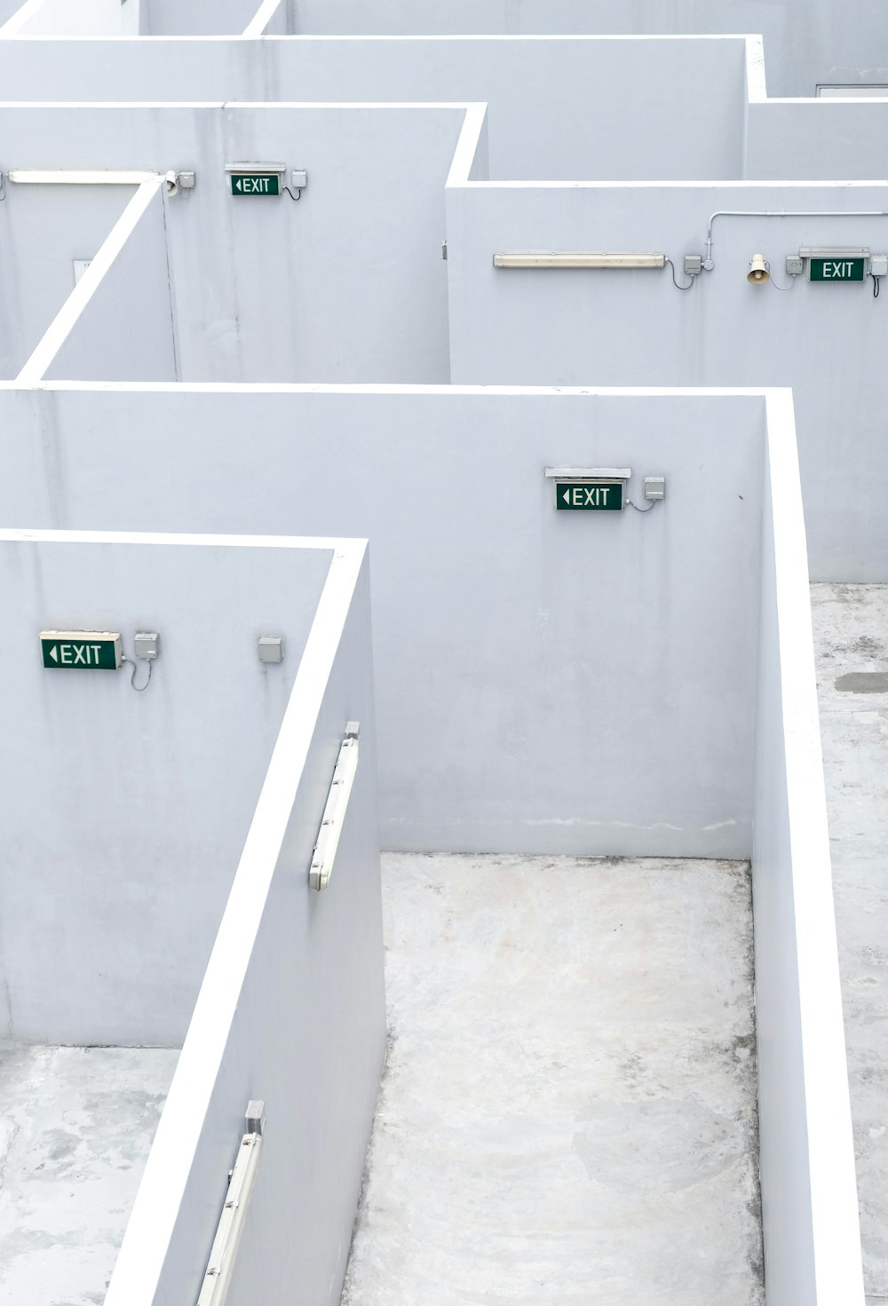 사람이 없는 흰색 콘크리트 계단