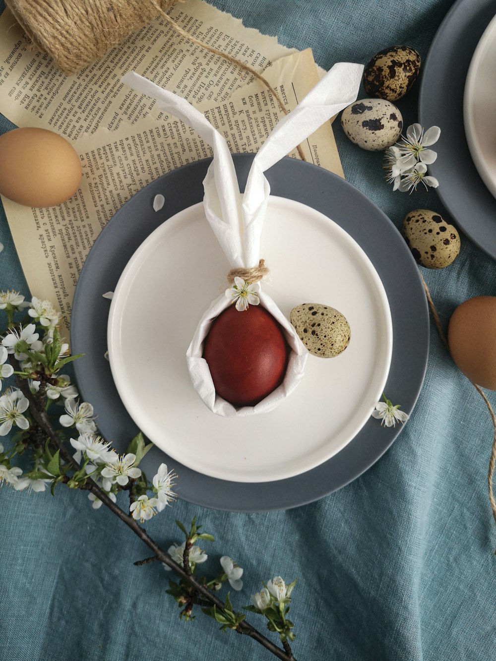 fruits de cerise rouge sur bol en céramique blanche