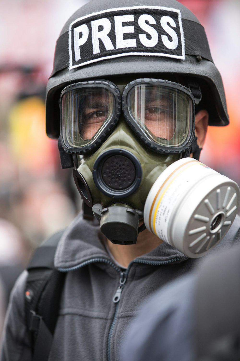 persona che indossa una maschera antigas in bianco e nero