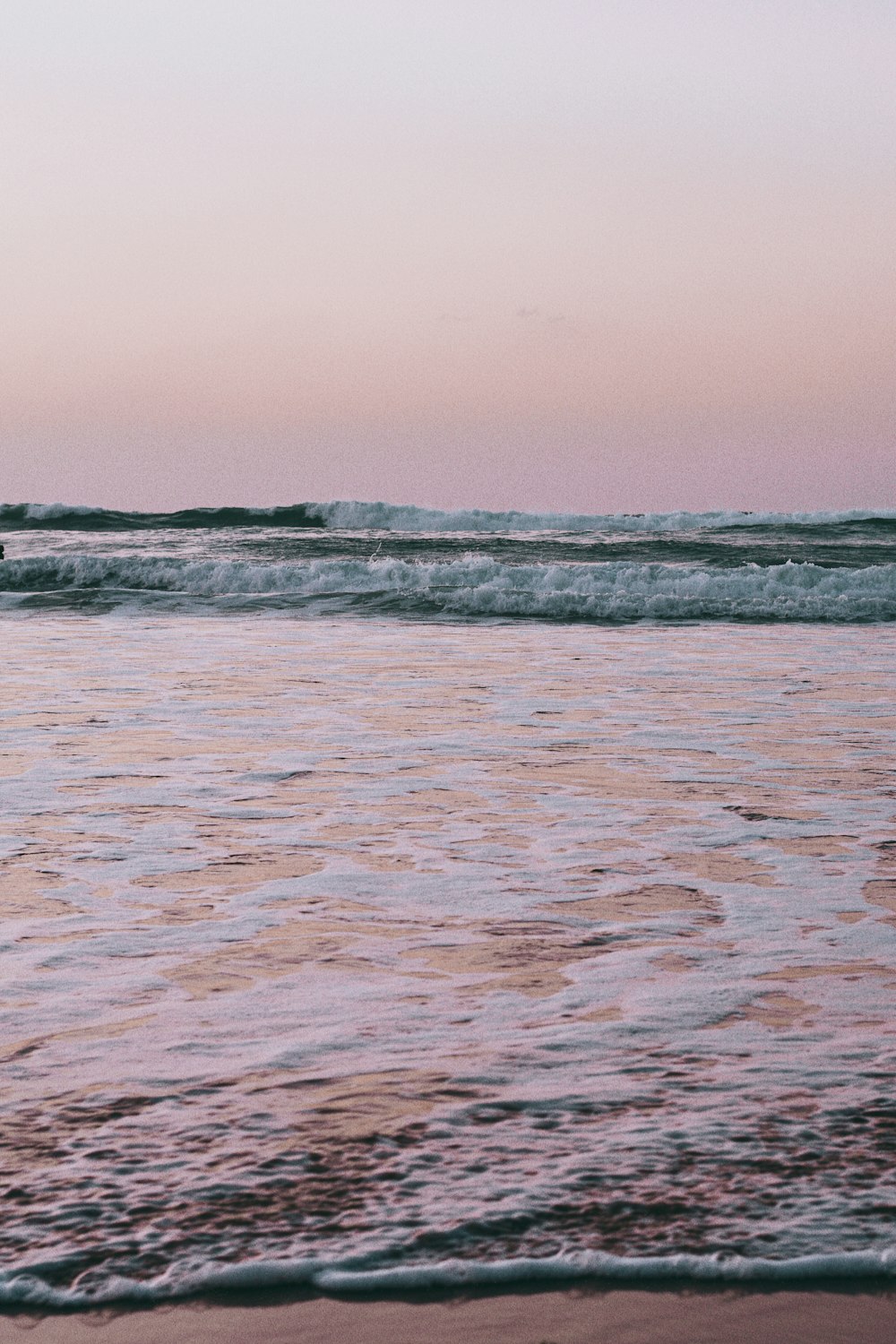 ondas do oceano batendo em terra durante o dia