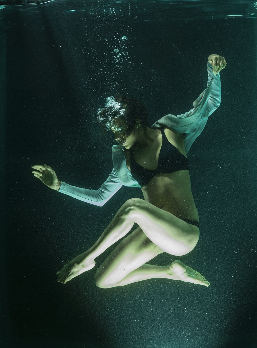 Frau im schwarzen Bikini unter Wasser