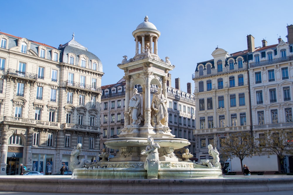 Bâtiment en béton blanc avec fontaine