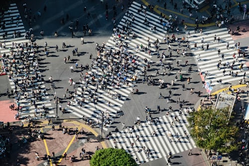 Photo surplombant un centre ville animé et plein de gens - comme essayer de suivre vos unfollowers sur Instagram si vous en avez beaucoup.