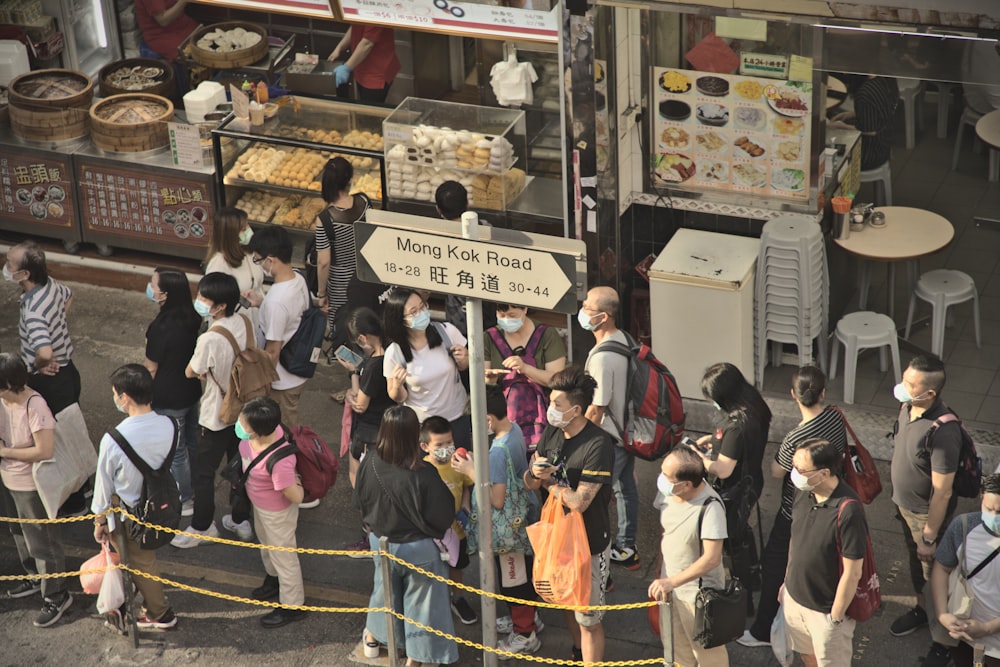 昼間、街を歩く人々