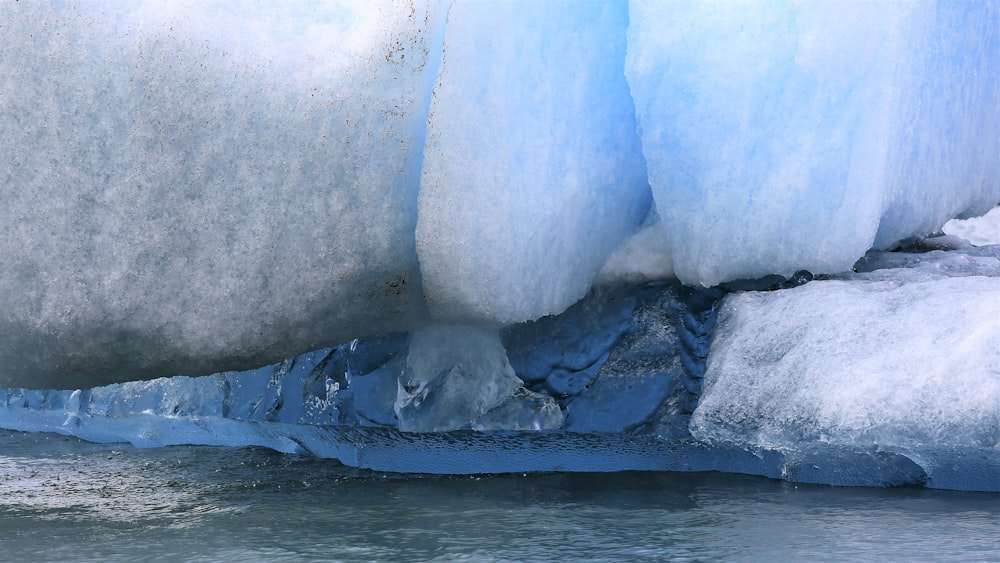 hielo blanco en el cuerpo de agua durante el día