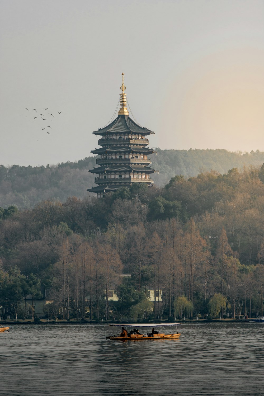 Brauner und schwarzer Tempel, tagsüber von grünen Bäumen umgeben