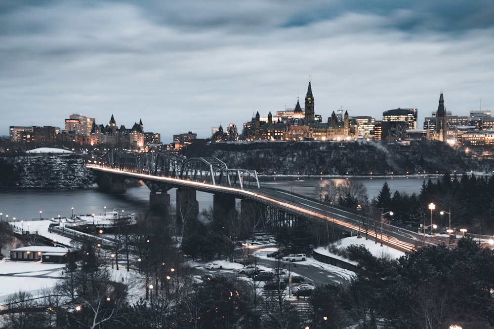 Puente sobre el río cerca de la ciudad durante la noche