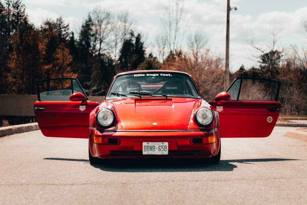 Roter Porsche 911 tagsüber auf der Straße geparkt