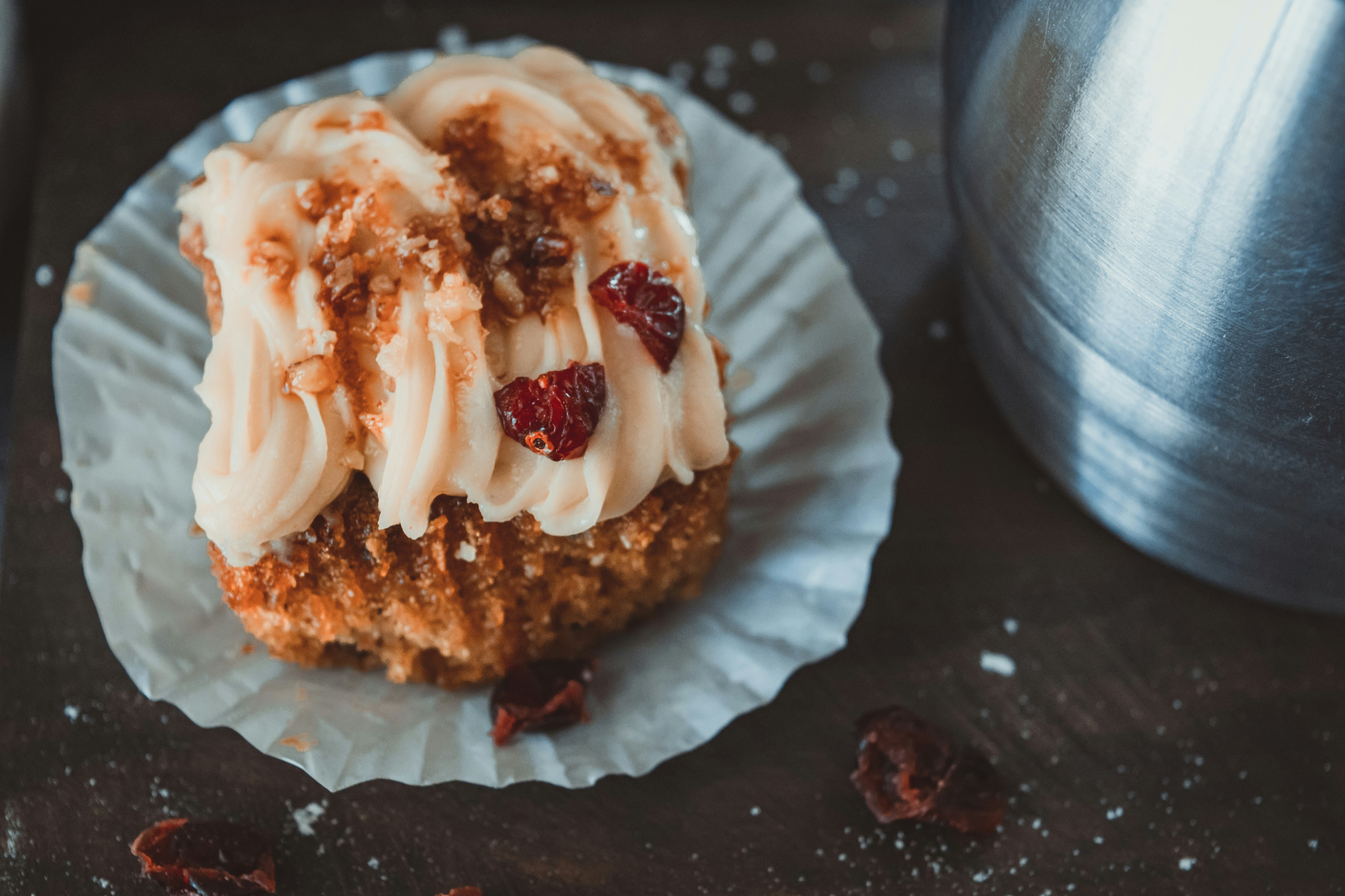 Gâteau recouvert de glaçage blanc sur assiette ronde bleue