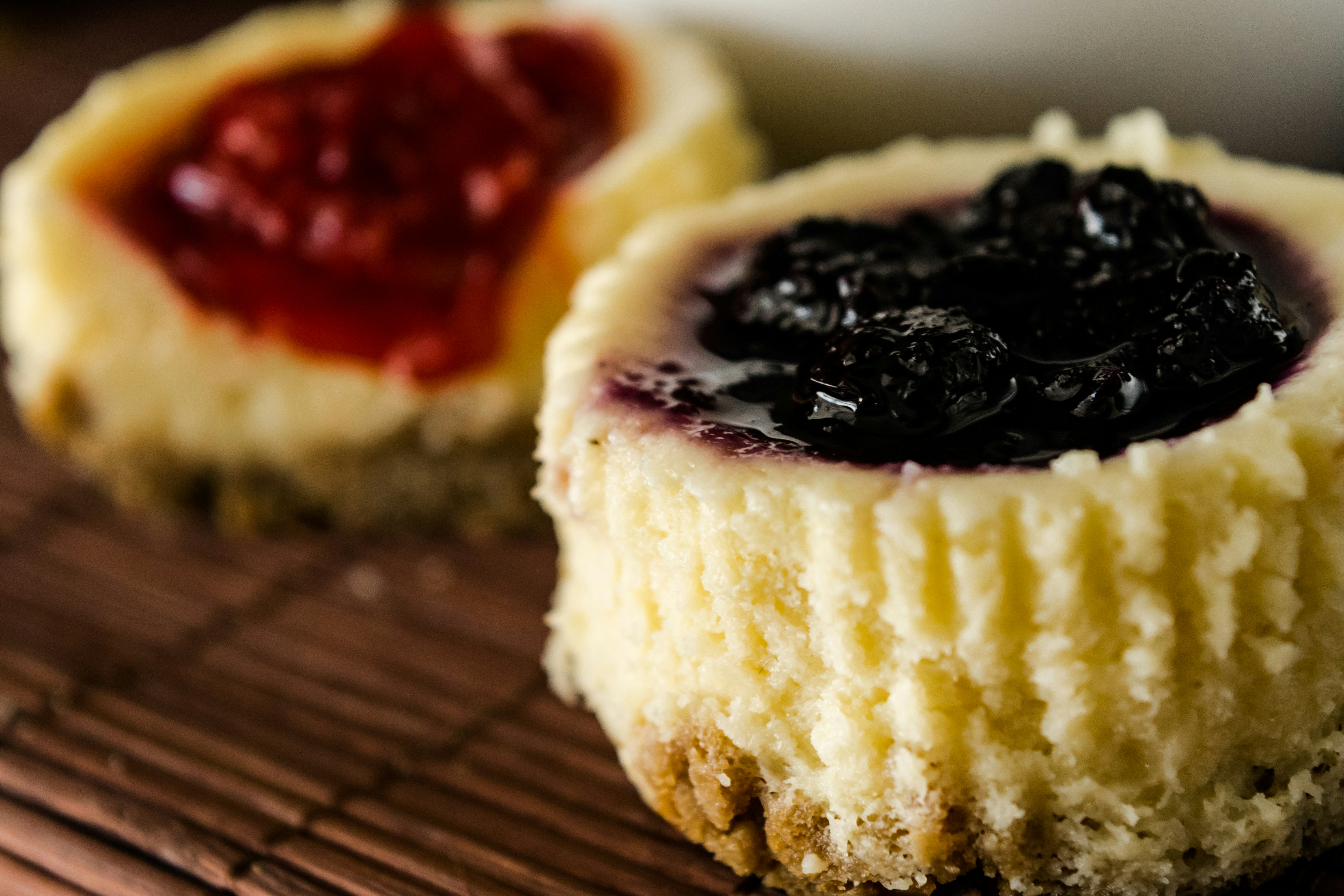 Gâteau recouvert de glaçage blanc avec des baies noires sur le dessus