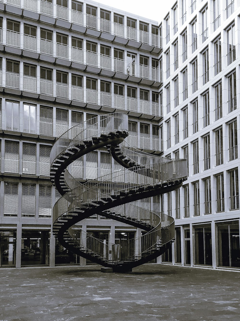 Edificio de hormigón blanco durante el día