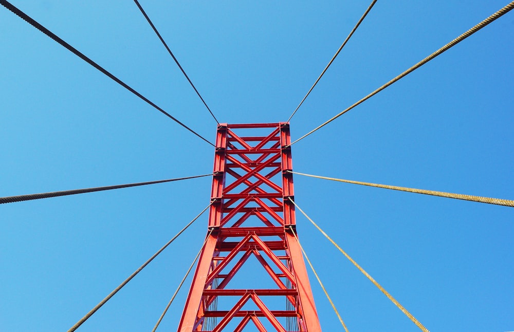 ponte di metallo rosso sotto il cielo blu durante il giorno