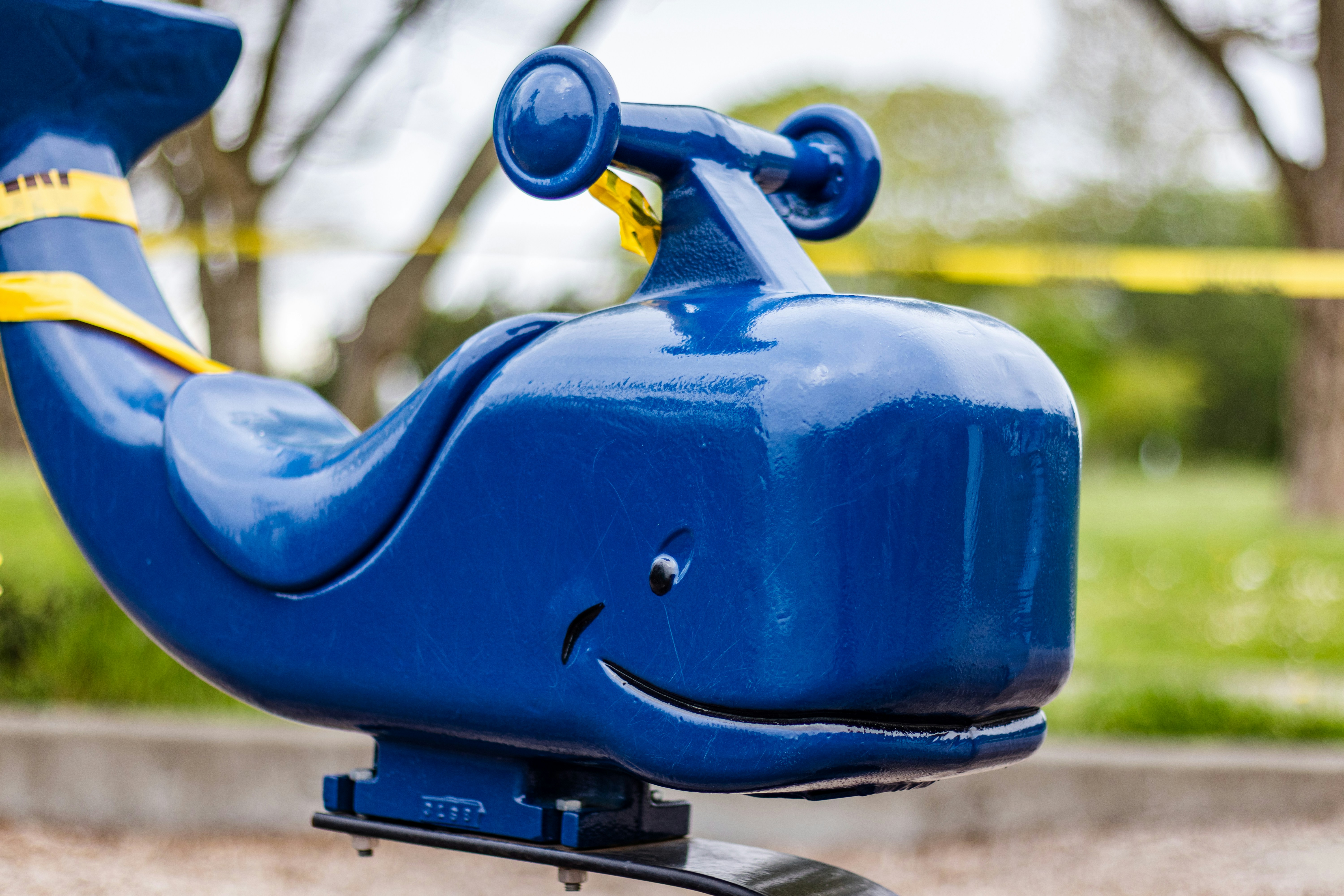 skateboard biru dan kuning di atap mobil biru di siang hari