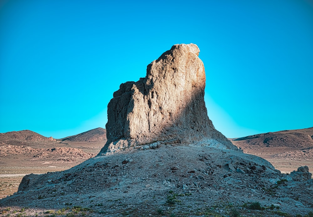 Formation rocheuse brune sous le ciel bleu pendant la journée